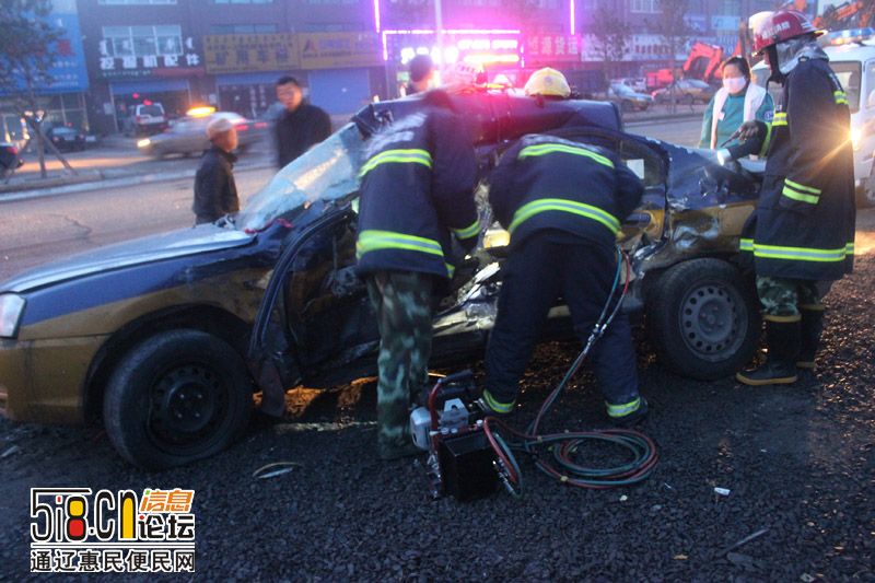 霍林郭勒市沿山公路东阳物流对面一出租车与一辆满载煤车相撞